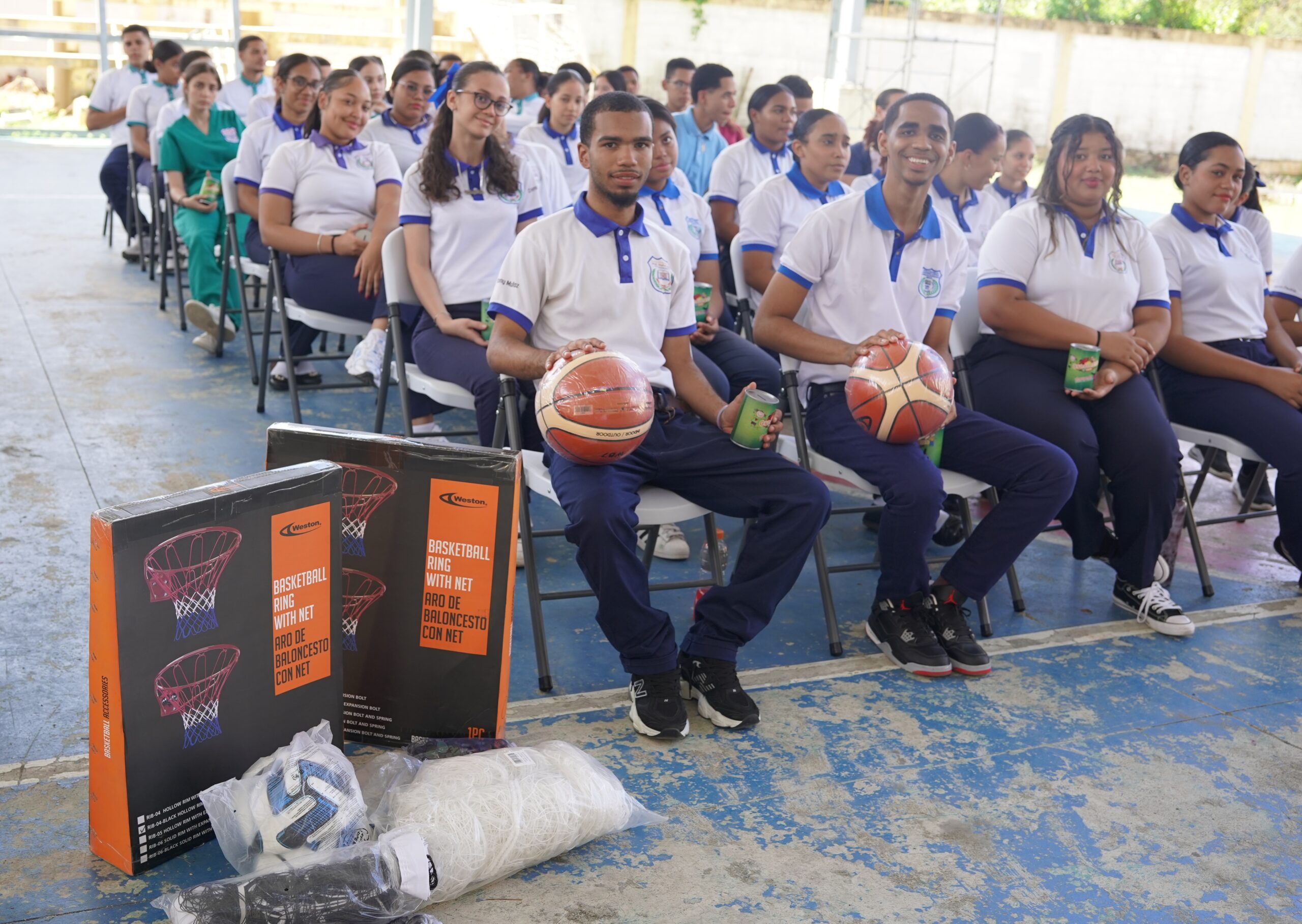 EL DEPORTE NOS UNE: ENTREGAS EN CENTROS EDUCATIVOS.