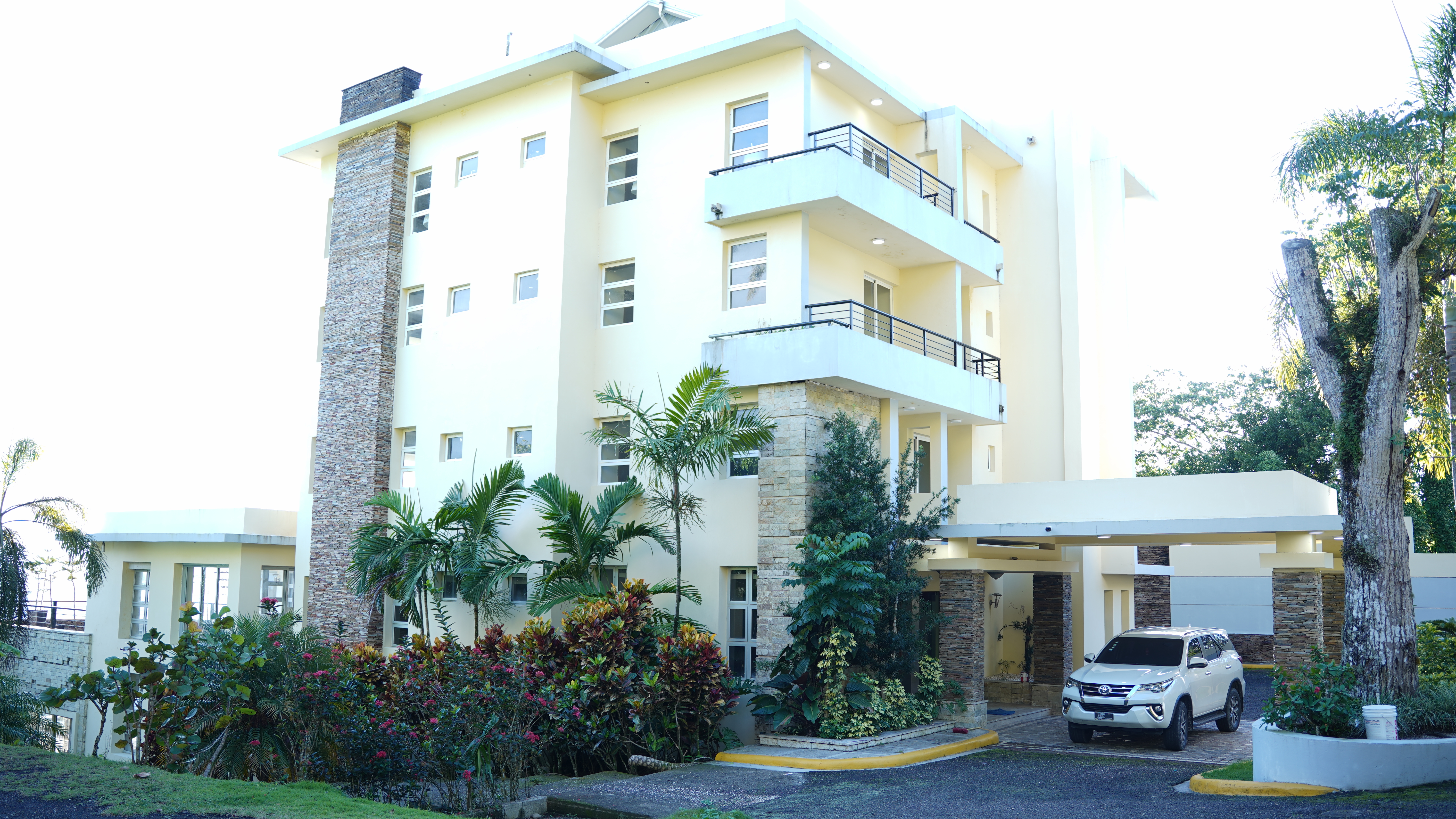 HOTEL EN LA MONTAÑA EN VENTA